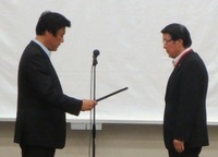 小川知事（左）から表彰状を授与する緒方会長（右）