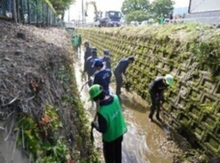浚渫作業状況（大橋・近景）の写真