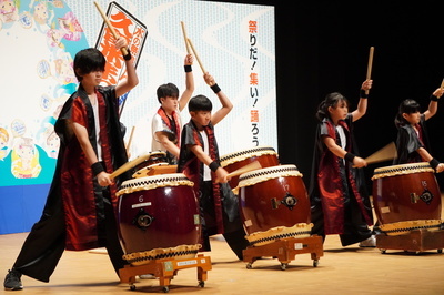 見事なばちさばきを披露する子どもたち