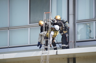 逃げ遅れた人を救助する様子