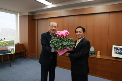 市長にシクラメンを渡す様子