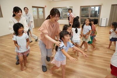 園児と遊んでいるところ