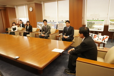 市長表敬で懇談している様子