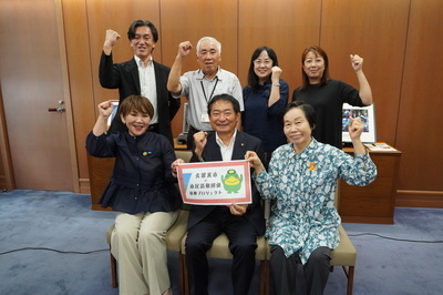 6団体と市長が並んでいる様子