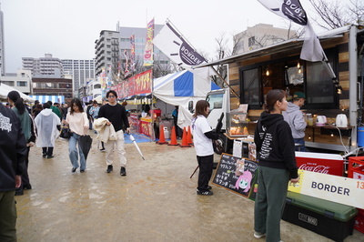 フェス飯を楽しむ来場者