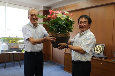 アンスリウムを持つ堤組合長と原口市長