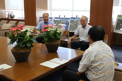 歓談する原口市長ら