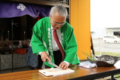 骨切りを披露する髙山委員長