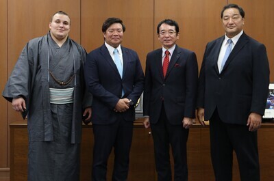 安治川親方と安青錦関、水天宮の宮司・真木啓樹さん