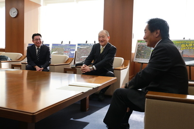 歓談する堤代表取締役社長と原口市長