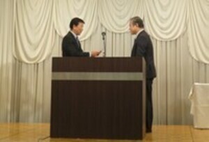 久留米間税会の寄付贈呈式の様子の写真