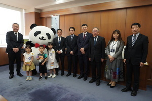 損害保険ジャパン株式会社の寄付贈呈式記念撮影の写真