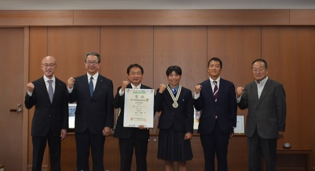 池田選手の表敬時の集合写真