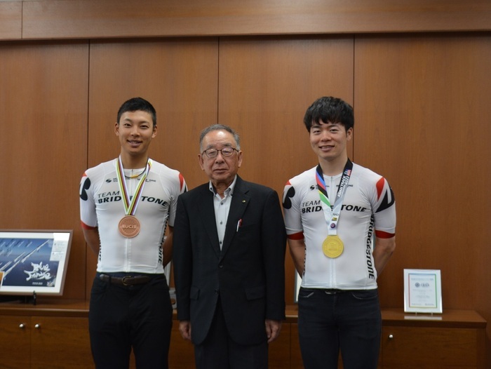 自転車競技の表敬訪問集合写真