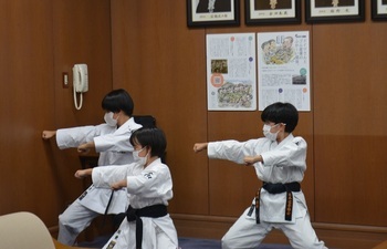 和道場の3人が演舞を披露している写真