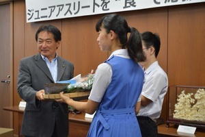 市長が食材を贈呈している画像