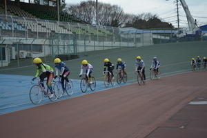 自転車教室で団体で自転車を走行している子どもたちの写真