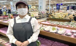 野菜売り場の様子と青果スタッフの写真 野菜売り場の様子と青果スタッフの写真