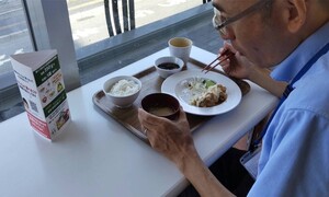 掲示物を見ながら喫食している人の様子