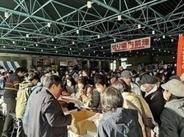 買い物を楽しむ来場者