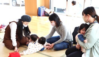 ツインズクラブの活動をする村井さんの写真