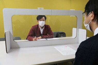 相談者の希望や生活状況を聞き、物件案内をする氏家さん