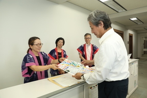 熱心に活動される井上さんの写真