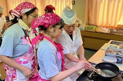 魚の焼き加減を見極める