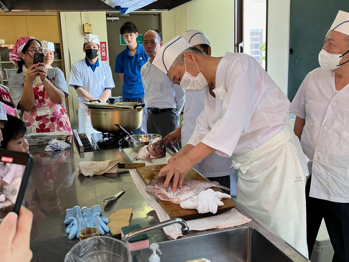 鯛をさばく様子