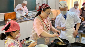 保護者にも焼き方のコツを伝授