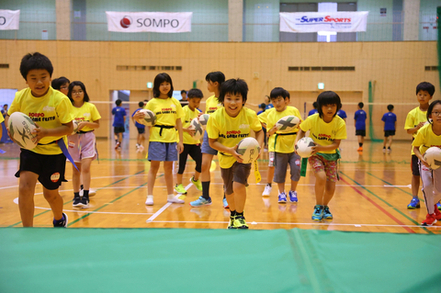 ラグビーを体験する子どもたち