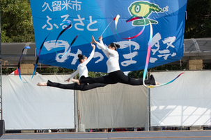 ステージでジャンプする様子